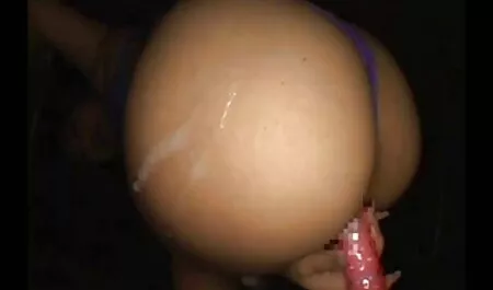 Một con điếm trẻ đứng trong tư thế doggy trước ống kính phim sec loạn luôn và địt