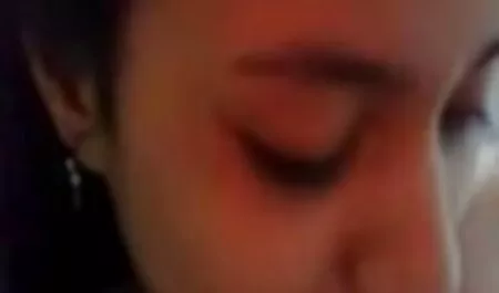 Trẻ brunette phim sec bo dit con gai yêu nhận một lớn phallus trong cô ấy âm đạo