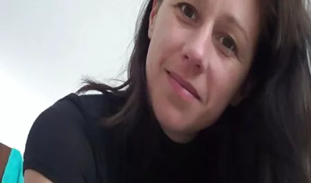 Tóc vàng tuổi teen phim sec lan luan masturbates âm đạo trong các backyard của trường học