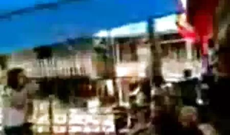 Một người phụ nữ da đen trẻ tuổi đang chờ đợi xem phim xecloan luan một Mẹ kiếp khó khăn