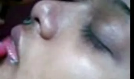 Mỡ đàn bà âm đạo được fuck với một máy rung trong phim secloan luân nó đầy đủ độ sâu