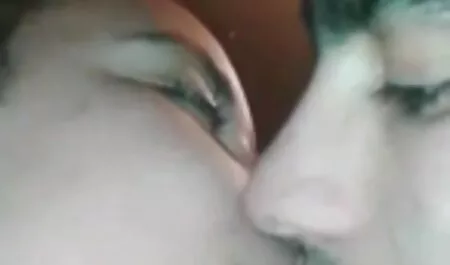 Trẻ brunette âm đạo thích một phim sec loan luan moi handjob sau một tin nhắn trên điện thoại