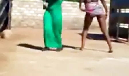Mẹ với một cạo âm đạo thư giãn qua thủ dâm trong những bồn tắm pim sec cha chong nang dau
