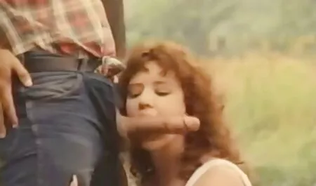 Một người phụ nữ trưởng phim sec lon lun thành giật tắt một âm đạo với một dildo trong khi của chồng tinh ranh đánh bóng một đít