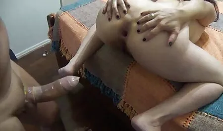 Brunette trong một khiêu dâm mesh không sec loan lun hậu môn như một thực điếm