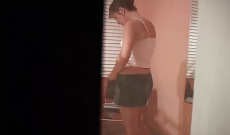 Cô hầu gái trao thân secloan cho khách ngay trong quán