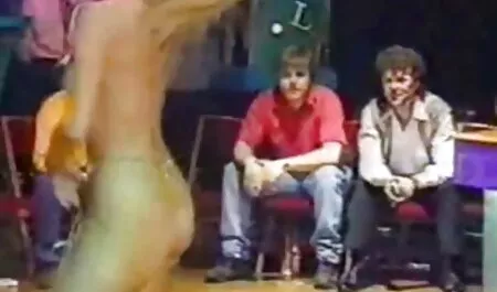 Cô gái trẻ nhật bản đã sẵn sàng để lấy liếm lông pussies từ secloan guys và hút dương vật của họ