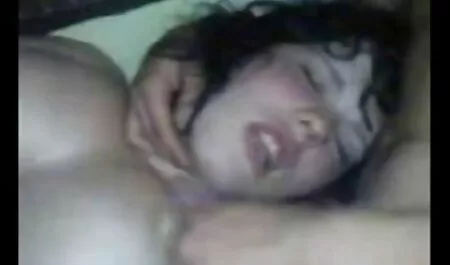 Trẻ khiêu dâm kiểu mẫu hăng hái fucks với một bạn sec noan nuan trai trên các đi văng
