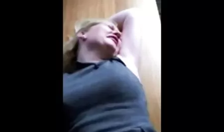 Trưởng thành phụ nữ mang cô ấy hàng xóm trong một lesbian sec loa luan chu kỳ trên những giường