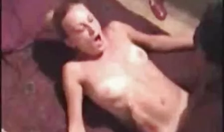 Một trẻ amateur thủ dâm cô ấy âm đạo với một dildo và chèn nó phim sec anh em ruot vào cô ấy mát đít