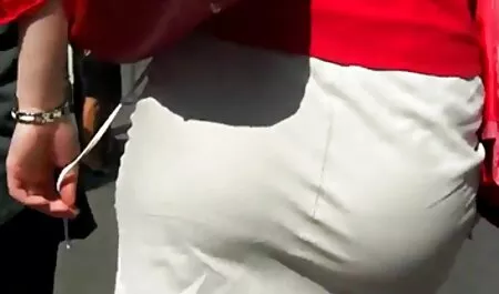 Trưởng thành khiêu dâm kiểu mẫu shamelessly fucks cô phim sec lian luan ấy lồn với một dildo qua các hồ bơi