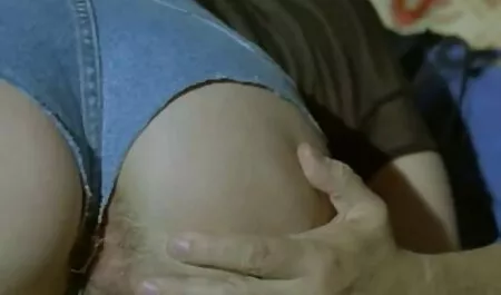 Busty khiêu dâm ngôi xem phin sec loan luan sao sẽ kích thích một người với một handjob