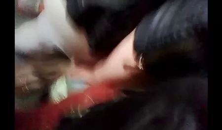 Trẻ brunette coquettishly nhấc cô ấy đỏ chiếc váy trong các công phim sex bo chong nang dau 69 viên và giật tắt cô ấy âm đạo